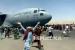 Ratusan orang berlari di samping pesawat angkut C-17 Angkatan Udara AS saat bergerak di landasan bandara internasional, di Kabul, Afghanistan, Senin, 16 Agustus. 2021. 
