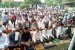 Ratusan orang menghadiri  shalat Idul Fitri di halaman kantor Kecamatan Lubuk Bagalung, Padang.