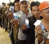 Ratusan pemudik antri untuk mendapatkan tiket kereta api di Stasiun Senen, Jakarta Pusat, Ahad (21/8). Meski lebaran kurang 10 hari lagi, suasana arus mudik sudah memadati stasiun Senen, bahkan banyak pemudik tidak mendapatkan tiket.