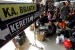  Ratusan penumpang menunggu kereta api Ekonomi Brantas di Stasiun Pasar Senen, Jakarta, Jumat (2/8). Vice President of Public Relation PT KAI Sugeng Priyono menyatakan jumlah pemudik yang akan diangkut kereta api sekitar 3,1 juta sampai 3,2 juta penumpang 