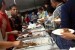  Ratusan umat Muslim Indonesia menikmati menu makanan khas Nusantara saat berbuka puasa bersama di  Masjid Al-Hikmah,  yang terletak di kawasan Queens, New York, Amerika Serikat.