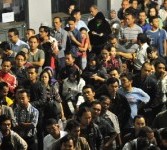 Ratusan warga yang akan mudik memenuhi Stasiun Gambir, Jakarta.