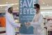 Relawan sosialisasi kepada pengunjung supermarket untuk mencegah penyebaran virus corona atau Covid-19 di Dubai, Uni Emirat Arab (UEA). Jelang Ramadhan, Ritel di UEA Tawarkan Diskon Hingga 75 Persen