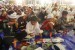 Ribuan anak menikmati hidangan saat buka puasa bersama pada acara Iftihar Indonesia Bersama 6000 Yatim, Yang digelar Rumah Yatim, di Lapangan Gasmin, Antapani, Kota Bandung, Sabtu (25/5).