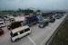  Ribuan kendaraan terjebak kemacetan di pintu keluar Jalan Tol Palimanan, Cirebon, Jawa Barat, Sabtu (11/7).  (Republika/Raisan Al Farisi)