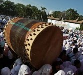 Ribuan pelajar Kota Padang berkumpul pada acara Pencanangan Pesantren Ramadhan se-Sumbar 2011 di lapangan Imam Bonjol Padang, Selasa (26/7). Pemprov Sumbar mencanangkan pesantren Ramadhan dengan motode yang sama di 19 kabupaten/kota di Sumbar.