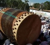 Ribuan pelajar Kota Padang, berkumpul saat acara Pencanangan Pesantren Ramadahan se-Sumbar 2011 di lapangan Imam Bonjol Padang, Sumbar, Selasa (26/7).