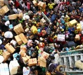 Ribuan pemudik antre memasuki KM Gunung Dempo, Pelabuhan Tanjung Priok, Jakarta, Senin (22/8). Kapal berkapasitas 2.500 orang ini melayani rute pelayaran dari Tanjung Priok menuju sejumlah kawasan Indonesia Timur seperti Surabaya, Makassar, Ambon dan Papua