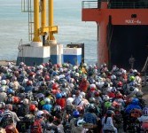 Ribuan pemudik bermotor antre masuk ke dalam kapal di pelabuhan Bakauheni, Lampung.