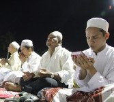 Ribuan umat Islam memadati halaman Masjid Raya Sabilal Muhtadin Banjarmasin untuk melaksanakan malam peribadatan Nisfu Syaban menjelang datangnya bulan Ramadhan 1432 H yang dipimpin KH Ahmad Bakeri, Sabtu (16/7). Usai melaksanakan peribadatan malam Nisfu S