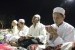 Ribuan umat Islam memadati halaman Masjid Raya Sabilal Muhtadin Banjarmasin untuk melaksanakan malam peribadatan Nisfu Syaban menjelang datangnya bulan Ramadhan 1432 H yang dipimpin KH Ahmad Bakeri, Sabtu (16/7). Usai melaksanakan peribadatan malam Nisfu S
