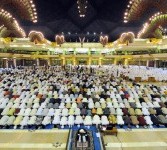 Ribuan umat muslim melaksanakan shalat tarawih di Masjid Islamic Center Jakarta Utara, Ahad (31/7).