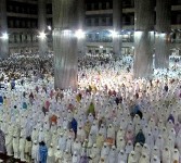 Ribuan umat Muslim melaksanakan shalat tarawih pertama di masjid Istiqlal Jakarta, Ahad (31/7). Sementara 1 Syawal 1432 H diprediksikan jatuh pada hari yang berbeda.