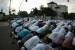  Ribuan umat Muslim mengikuti Salat Idul Fitri di Jalan Matraman, Jakarta Timur, Senin (28/7). (Republika/Raisan Al Farisi)