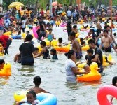 Ribuan warga memadati Pantai Ancol, Jakarta Utara, untuk mengisi waktu liburan. (Aditya Pradana Putra)