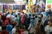 Saat Ramadhan dan menjelang Lebaran, sentra pakaian dan kain Pasar Baru Bandung dipadati pengunjung.