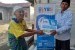 Salah seorang mualaf di Pulau Lombok menerima paket Lebaran yang diserahkan oleh Yayasan Berdayakan Sesama (YBS) bekerja sama dengan Mualaf Center Indonesia (MCI) Regional NTB.