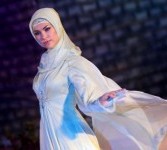 Satu desain busana muslim Bosnia yang diperagakan di Dubai