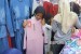 Sebanyak 57 anak yatim piatu dan anak kaum dhuafa diajak ke pasar Bambu Kuning Kota Bandar Lampung untuk membeli baju lebaran oleh Komunitas Ruang Sosial (KRS) Universitas Lampung. 