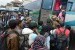 Sebuah bus jurusan Tasikmalaya diserbu para pemudik di Terminal Cicaheum, Kota Bandung, Senin (30/12). Menjelang tahun baru 2014, terminal bus dipenuhi masyarakat yang akan pulang kampung. 