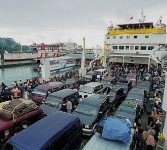 Sebuah kapal mengangkut para pemudik ke Pulau Sumatera dari Pelabuhan Merak, tahun lalu.