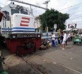Sebuah lokomotif kereta api keluar dari Stasiun Pasar Senen, Jakarta, Senin (23/1). (Republika/Wihdan Hidayat)