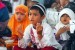   Sejumlah anak yatim piatu khusuk berdoa saat mengikuti acara 