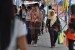 Sejumlah anggota gerakan pramuka penegak pandega Kota Cilegon membantu calon penumpang yang hendak menuju pelabuhan Merak, Banten, Ahad (4/8). (Republika/Rakhmawaty La'lang)