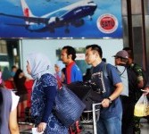 Sejumlah calon penumpang antre melewati pemeriksaan tiket di Terminal 1, Bandara Soekarno-Hatta, Cengkareng, Banten, Ahad (28/8). 