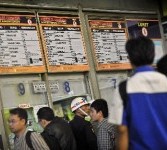 Sejumlah calon penumpang mengantri tiket kereta api di Stasiun Gambir, Jakarta Pusat.