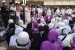  Sejumlah jamaah haji asal Palembang mendengarkan tausiyah dari pembimbing ibadah di sekitar Masjid Al-Ghamamah, Madinah, Jumat (26/7). Menjelang keberangkatan ke Makkah, jangan diingatkan untuk senantiasa menjaga niat ibadah haji. 