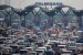 Sejumlah kendaraan pemudik memadati gerbang tol Cipali-Palimanan, Cirebon, Jawa Barat, Kamis (22/6).