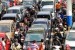    Sejumlah kendaraan pemudik menunggu kedatangan kapal roro di Pelabuhan Merak, Banten, kamis (16/8).(Agung Supriyanto/Republika)