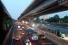 Sejumlah kendaraan sedang melintas menuju timur di ruas Tol Jakarta-Cikampek (Japek) di KM 11, Bekasi Selatan, Kota Bekasi, Kamis (6/6) sore. Kepadatan lalu lintas di Tol Japek mulai mencair sejak pukul 16.00 WIB. 