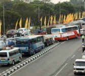 Sejumlah kendaraan yang keluar gerbang Tol Cikampek, Cikopo, Purwakarta, Jabar terjebak macet akibat padatnya kendaraan yang menuju jalur Pantura pada H-6 lebaran, Rabu (24/8). Kini diberlakukan satu arah.