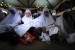 Mencoba mukena yang dibagikan Yayasan Masjid Nusantara(YMN).