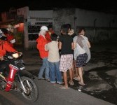 Sejumlah orang membagi-bagikan makanan sahur kepada warga di pinggir jalan dalam acara 'Sahur on the Road'.