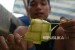 Sejumlah pedagang musiman penjual kulit ketupat tengah menganyam pelepah daun kelapa menjadi kulit ketupat di kisaran pasar Bendungan Jago Jakarta, Kamis (22/6). 