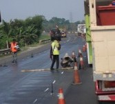 Sejumlah pekerja melakukan perbaikan jalan tol Tangerang-Merak, Cilegon, Banten. Perbaikan jalan tersebut sebagai langkah antisipasi kecelakaan dan arus mudik lebaran. 