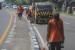 Sejumlah pekerja menyelesaikan proses pengecatan marka jalan di jalur pantura Lohbener Indramayu, Jawa Barat, Senin (20/5/2019).