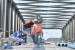   Sejumlah pekerja menyiapkan beberapa peralatan untuk penanganan perbaikan jembatan kali Comal, Kabupatren Pemalang, Jawa Tengah, Senin (21/7).(Republika/Bowo Pribadi)