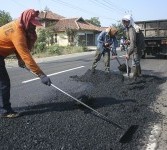 Sejumlah pekerja perbaikan jalan di Jalur Pantura, menjelang mudik lebaran 2011.