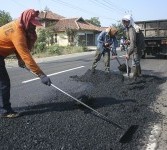 Sejumlah pekerja perbaikan jalan di Jalur Pantura, menjelang mudik lebaran.