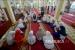 Sejumlah pelajar mengikuti pesantren ramadhan di Masjid Ganting, Padang, Sumatra Barat. Pemerintah Kota Padang di Provinsi Sumatra Barat menyelenggarakan Pesantren Ramadhan 1444 Hijriah bagi siswa sekolah dasar (SD) dan sekolah menengah pertama (SMP) yang beragama Islam di wilayahnya.  (ilustrasi)