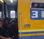 Sejumlah pemudik yang menggunakan Kereta Api (KA) Matar Remaja jurusan Jakarta - Malang terlihat duduk di gerbong toilet saat di Stasiun Senen Jakarta Ahad (21/8). Di Stasiun Senen suasana arus mudik mulai terlihat.