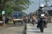  Sejumlah pengendara kendaraan melintasi satu ruas jalan di jalan Inspeksi Kali Malang, Bekasi, Kamis (11/7). 
