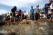 Sejumlah pengunjung berada di dekat batu Malin Kundang yang terendam air laut, di Pantai Air Manis, Padang, Sumatera Barat, Sabtu (3/1)