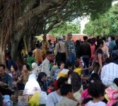 Sejumlah pengunjung bersantai di salah satu sudut Taman Mini Indonesia Indah (TMII), Jakarta.