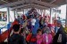 Sejumlah penumpang berjalan menuju kapal roro untuk menyebrang ke pulau sumatra melalaui Pelabuhan Merak ,Banten, Senin (28/7).