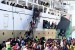 Sejumlah penumpang Kapal Pelni Leuser asal Sampit, Kalimantan Tengah, menuruni tangga saat kapal yang mereka tumpangi bersandar di Dermaga Gapura Surya Nusantara, Pelabuhan Tanjung Perak, Surabaya, Jawa Timur, Rabu (29/5/2019). 